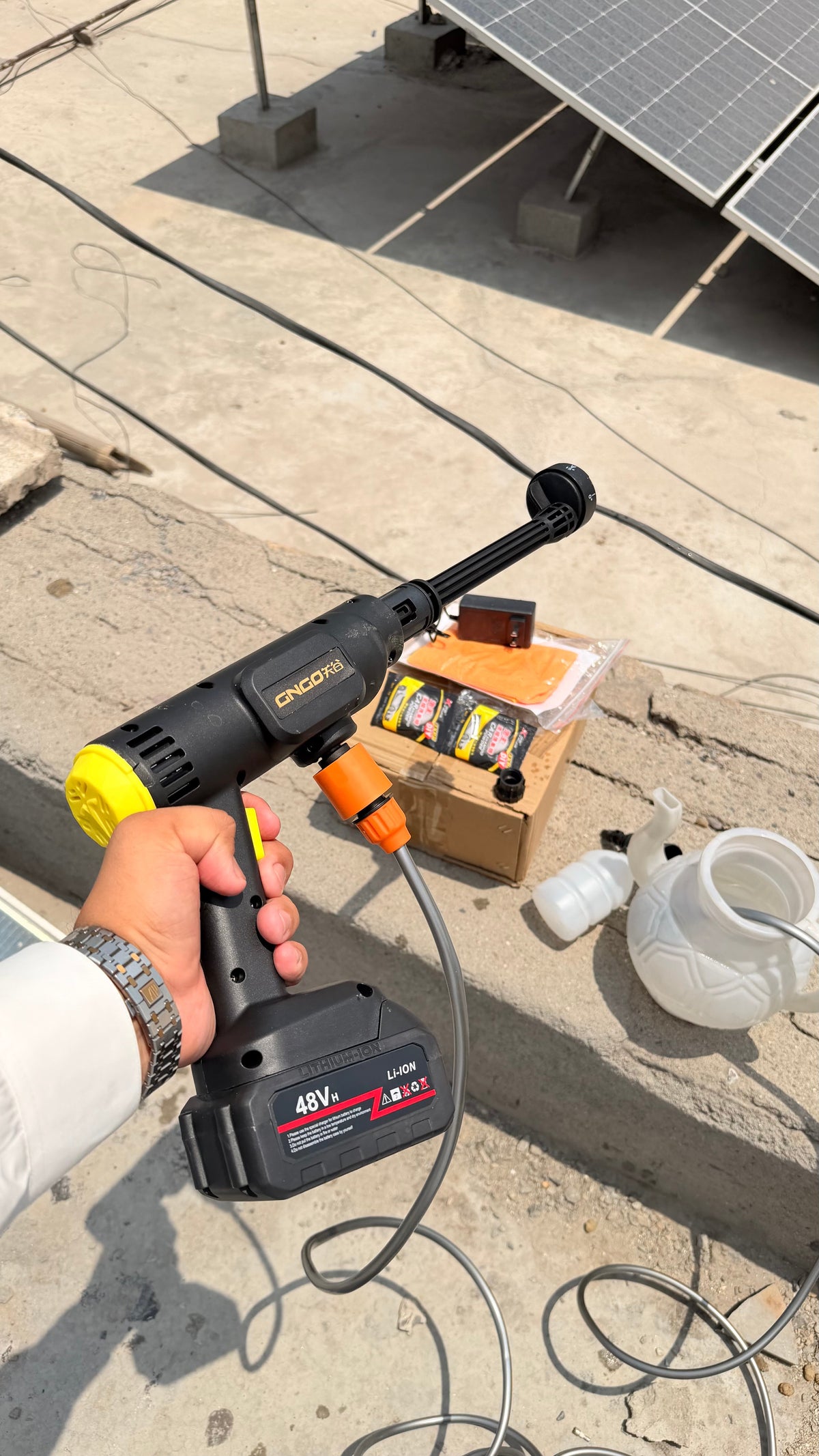 GNGO pressure washer battery pack close-up